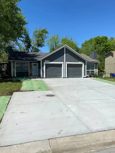 Main picture of 1044 E Huntington Cir