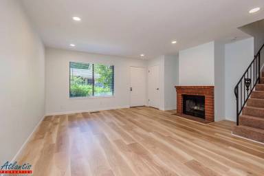 Main picture of 2948 Moorpark Ave