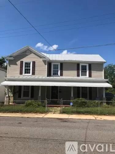 Main picture of 702 Dinwiddie St