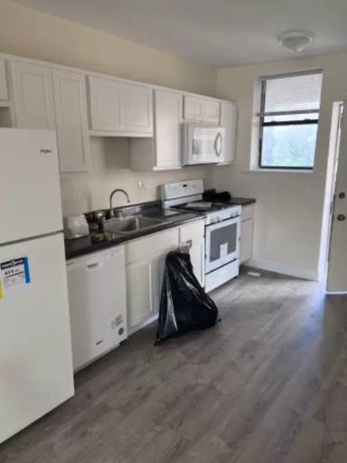 Main picture of 609 1/2 Lake St