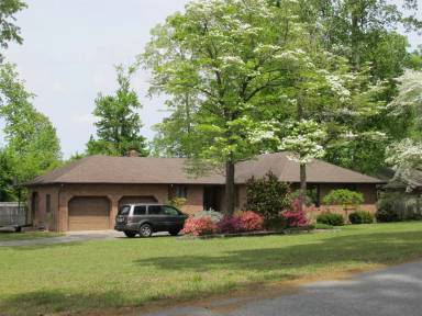 Main picture of 214 Pinewood Dr
