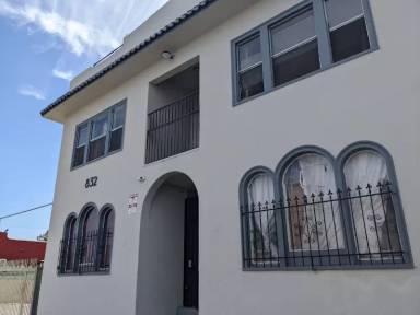 Main picture of 832 W Florence Ave