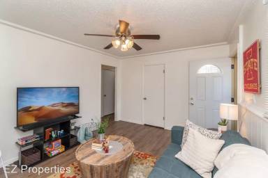 Main picture of 102 N Riverside Dr
