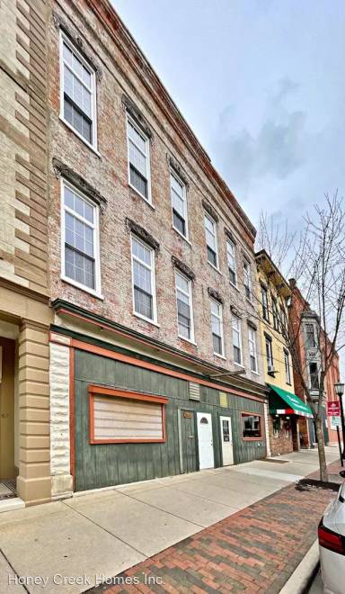 Main picture of 71 1/2 E Market St