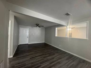 Main picture of 204 W Garden Dr