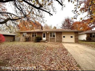 Main picture of 126 S Pinewood Ave