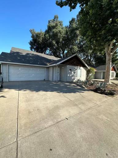 Main picture of 1020 W 4th St