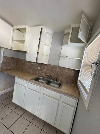 Main picture of 1815 N Woodland Ave