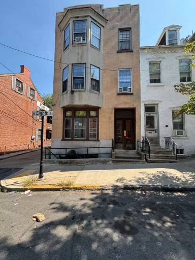 Main picture of 323 N 8th St