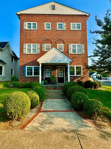 Main picture of 913 Monument Ave