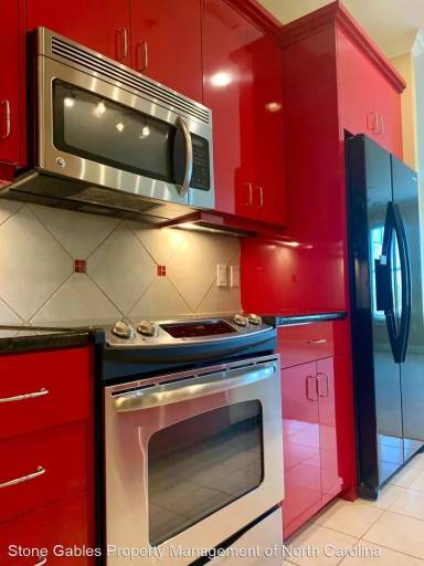 Main picture of 325 Hay St