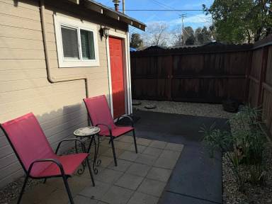 Main picture of 1050 E 8th St