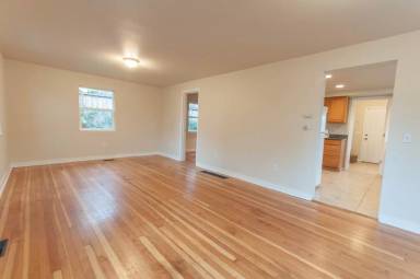 Main picture of 5121 S Garden St