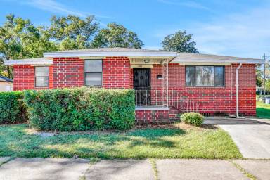 Main picture of 1828 Wilcox St