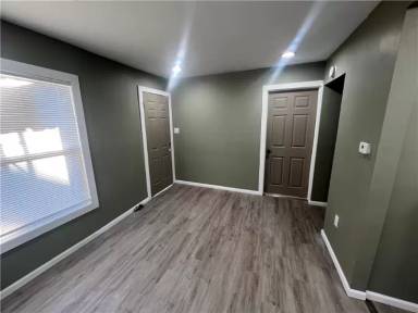 Main picture of 1640 E Division St