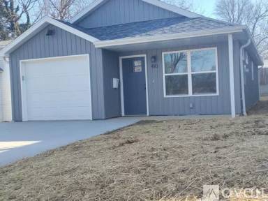 Main picture of 410 S Clark Ave