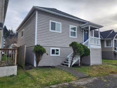 Main picture of 1113 E 1st St