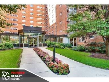 Main picture of 4950 N Marine Drive Building