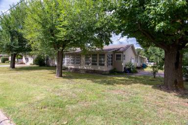 Main picture of 2001 W 6th St