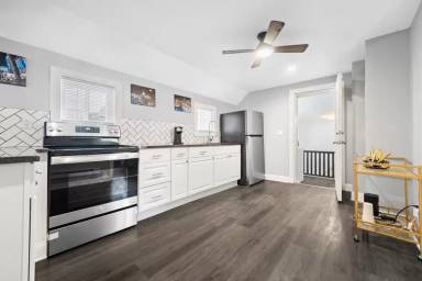 Main picture of 1365 E 43rd St