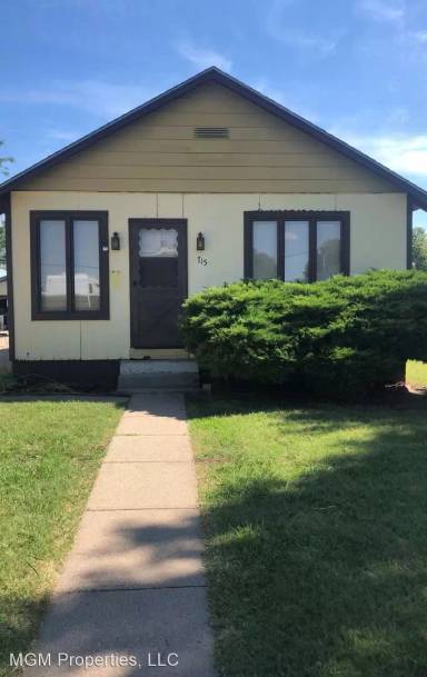 Main picture of 715 E 2nd St
