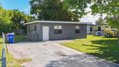 Main picture of 2419 NW 6th Ct