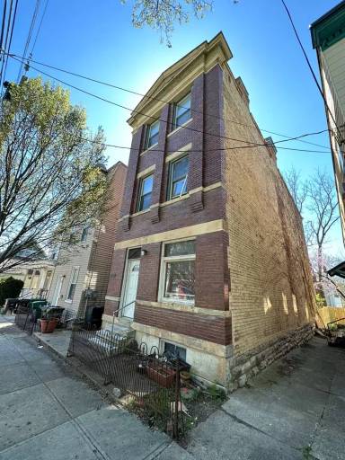 Main picture of 2211 Victor St