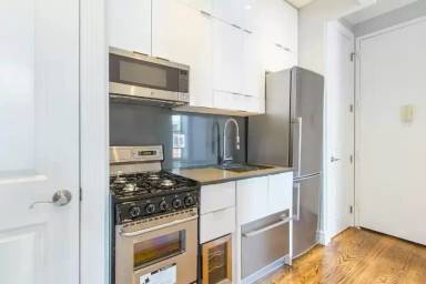 Main picture of 202 E 13th St
