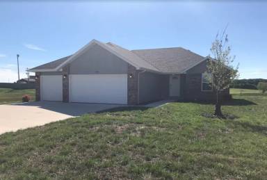 Main picture of 142 Bluebird Ave