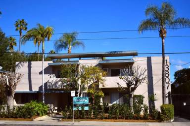 Main picture of 13807 Oxnard St