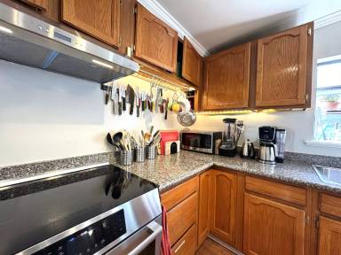 Main picture of 647 Athens St