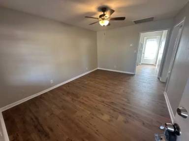 Main picture of 123 S Sam Davis Ave