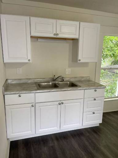 Main picture of 608 E 8th St