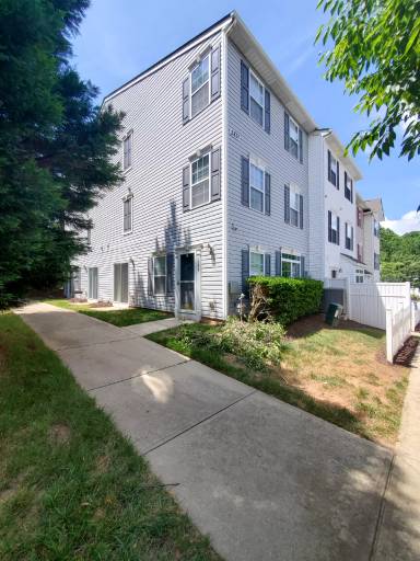 Main picture of 2831 Barrymore St