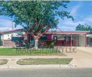 Main picture of 704 N Oak St