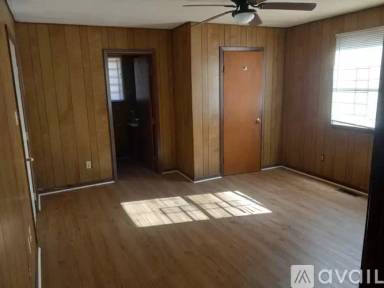 Main picture of 2117 S Maple St