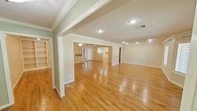 Main picture of 709 NW Heinzwood Cir