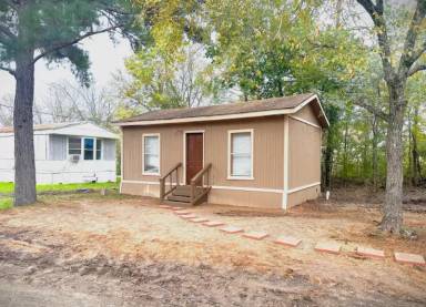 Main picture of 2500 S Oaks Dr