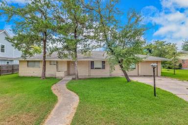 Main picture of 405 Fairway Dr