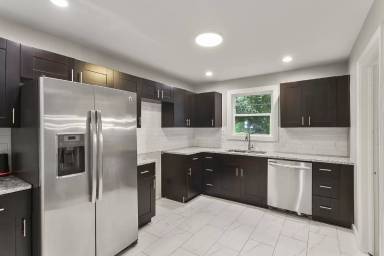 Main picture of 656 Charlotte Pl NW