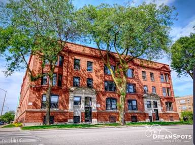 Main picture of 4752 S Michigan Ave