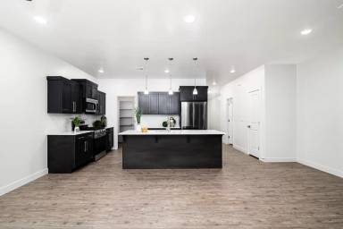 Main picture of 1060 W Province Way