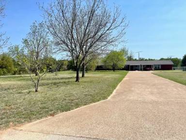 Main picture of 281 Lakeside Dr