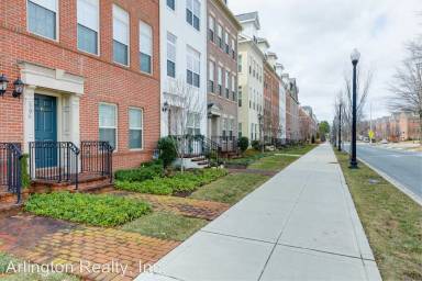 Main picture of 306 N George Mason Dr