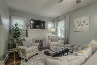 Main picture of 1145 W 41st Ter