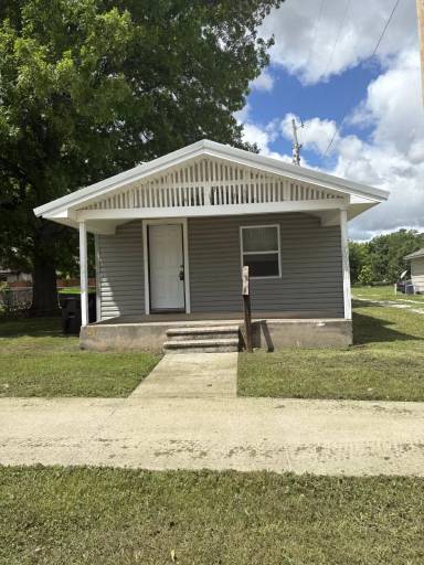 Main picture of 321 S Oak Ave