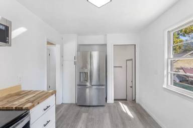 Main picture of 1119 E Alcott St