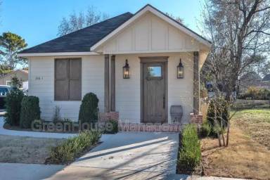 Main picture of 206 SE 6th St