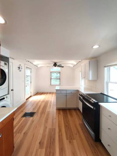 Main picture of 215 S Wells St