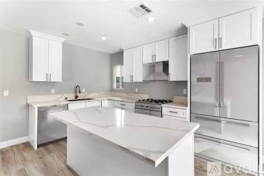 Main picture of 7742 Bakman Ave